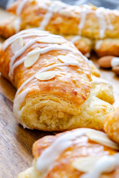 Finally a pastry dough that's easy-to-handle: These bear claws are pure almond pastry bliss! Almond Scones Recipe Easy, Almond Bear Claws, Almond Bear Claw Recipe, Bearclaw Recipe, Bear Claws Recipe Easy, Bear Claws Recipe, Bear Claw Recipe, Almond Pastry, Bear Claw