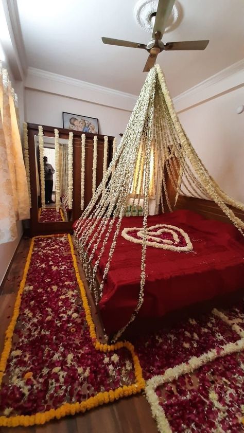 Wedding Night Room Decorations Romantic, Couple Room Ideas Bedrooms, First Night Room Decoration, First Night Room, Night Room Decoration, Wedding Bedroom Decoration, Indian Outdoor Wedding Decor, Shaadi Decor, Wedding Night Room Decorations