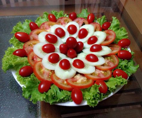 Salad Presentation, Salad Design, Amazing Food Platters, Caprese Salad Recipe, Fruit Platter Designs, Healthy Party Food, Windows To The Soul, Decorações Com Comidas, Bistro Food