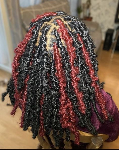 Short Butterfly Locs With Color Red, Butterfly Locs Different Colors, Black And Burgundy Butterfly Locs, Faux Locs Red And Black, Black And Burgundy Locs, Butterfly Locks Color, Butterfly Locs With Color Red, Butterfly Locs Red And Black, Butterfly Locks With Color