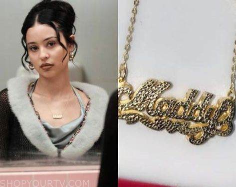 Maddy Euphoria Necklace, Maddy Perez Jewelry, Maddy Perez Outfit Inspo, Euphoria Jewelry, Gold Nameplate Necklace, Euphoria Season 2, Nameplate Necklace Gold, Maddy Perez, Euphoria Fashion