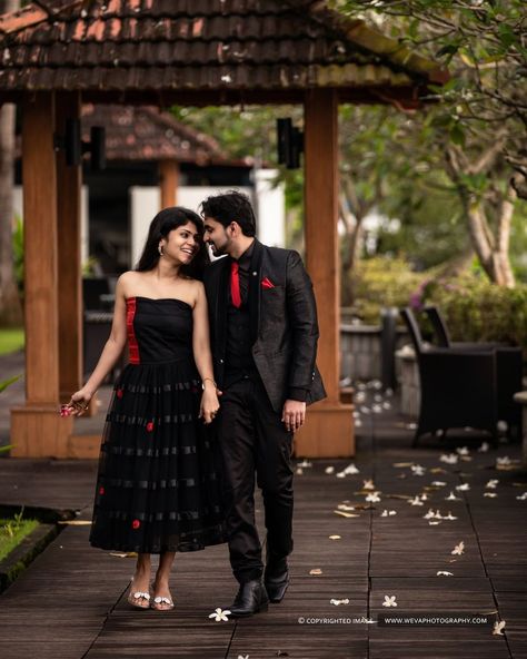 We are certainly not getting over these matching couple outfits. The millennial couples are going the extra mile to make a style statement and set some serious #couplegoals. Coordinating and matching outfits with your BAE requires some serious thought and planning. We are absolutely loving the latest and the trendiest way to wear matching couple outfits. Check them out NOW. Shooting Pose, Romantic Walk, Super Photo, Kerala Wedding Photography, Pre Wedding Photoshoot Outfit, Kerala Wedding, Pre Wedding Photoshoot Outdoor, Couple Ideas, Indian Wedding Couple Photography