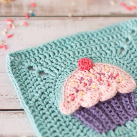 Crochet cupcake granny square | Free crochet pattern - Thoresby Cottage Free Crochet Square, Cupcake Crochet, Granny Square Pattern Free, Motifs Granny Square, Crochet Cupcake, Granny Square Crochet Patterns Free, Crochet Bra, Confection Au Crochet, Colorful Crochet