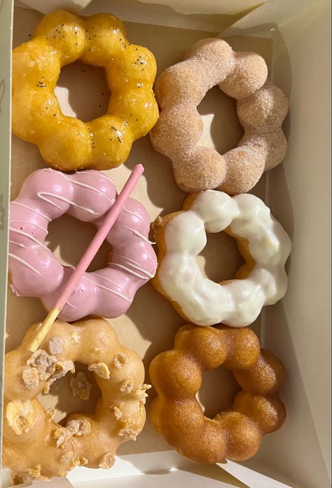 Japan Dessert Aesthetic, Japanese Strawberry Desserts, Mochi Donut Aesthetic, Japan Food Desserts, Japanese Doughnut, Korean Donut, Japanese Donut, Mochi Doughnut, Korean Mochi