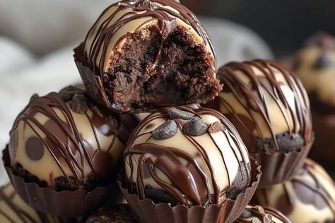 You searched for chocolate chips cookie dough brownie bombs - recipestasteful Chocolate Chip Cookie Dough Brownies, Chocolate Chip Cookie Brownies, Cookie Dough Brownies, Chocolate Chip Brownies, Ice Cream Cake Recipe, Cookie Dough Ice Cream, Peanut Butter Chocolate Chip Cookies, Fun Baking, Recipes Christmas