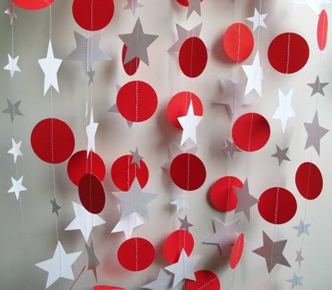 Diy Paper Christmas Decorations Easy Craft Ideas, Christmas Paper Crafts Decoration, Christmas Decorations Ceiling, Christmas Market Ideas, Diy Paper Christmas Decorations, Christmas Decor Red And White, Christmas Decor Paper, Decoracion Navidad Diy, Red And White Christmas Decor