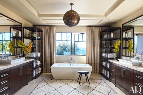 The master bathroom at Kourtney Kardashian's California home, which she shares with her three young children, features his-and-hers vanities, as well as matching shelves to store bath essentials. Kardashian Bathroom, Kourtney Kardashian House, Celebrity Bathrooms, Khloe Kardashian House, Calabasas Homes, Kardashian Home, Bad Inspiration, Casa Vintage, Bad Design