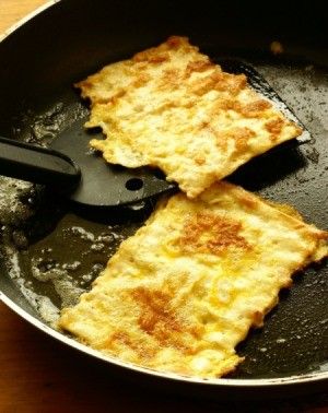 Fried Matzo Matzah Recipes, Matzo Brei, Unleavened Bread Recipe, Passover Recipes Dessert, Feast Of Unleavened Bread, Jewish Holiday Recipes, Passover Desserts, Jewish Cuisine, Matzo Meal