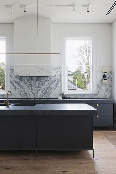 Amazing Renovation of A Victorian Home in Architecture & Interior design Blue Cabinetry, Old Victorian House, Model Dapur, Minimal Interior Design, Australian Interior Design, Kitchen Range Hood, Carrera Marble, Marble Counter, 아파트 인테리어