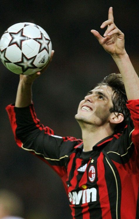 Football Brazil Players, Ronaldo Free Kick, Handsome Football Players, Ricardo Kaka, Milan Football, Soccer Inspiration, Swimming Quotes, Us Soccer, Soccer News