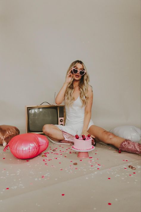 Style Shoot Inspiration, Valentines Solo Photoshoot, Fun Girly Photoshoot Ideas, Pink Valentines Photoshoot, Vintage Valentines Photo Shoot, Valentines Studio Photo Shoot, Valentine Mini Session Ideas Indoor, Galentines Photoshoot Ideas Friends, Back Drop Photoshoot Ideas