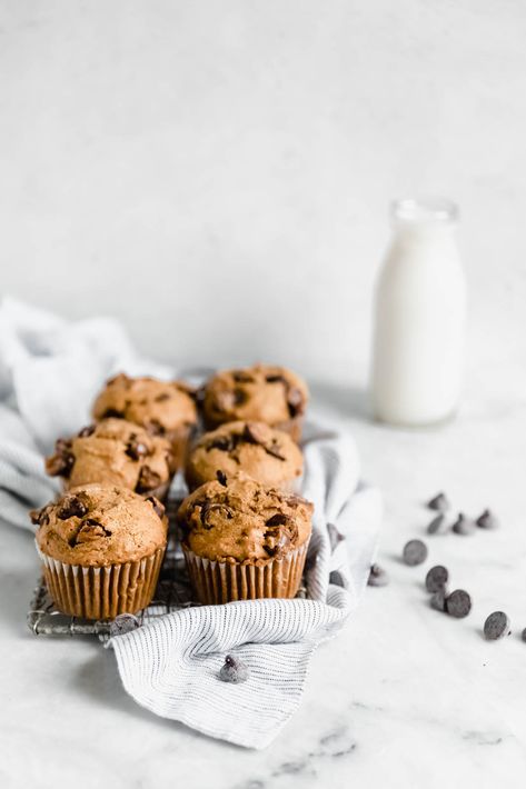 Pumpkin Chocolate Chip Muffins with glass of milk Food Photography Chocolate, Breakfast Food Photography, Photography Chocolate, Best Pumpkin Muffins, Muffins Pumpkin, Muffins Chocolate, Cupcake Photography, Dessert Halloween, Broma Bakery