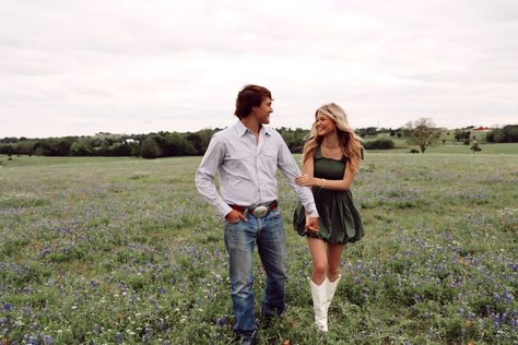 Engagement Photos Cowgirl Boots, Bf And Gf Senior Pictures, Southern Couple Photoshoot, Bf Poses, Country Couple Photoshoot, Southern Couple, Western Couple Photoshoot, Cute Country Couples, Western Photoshoot