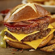 Food Main Dishes, Pretzel Burger, Umami Burger, Burger Dogs, Sunday Recipes, Grilled Burgers, Burger And Fries, Burgers Sandwiches, Delicious Burgers