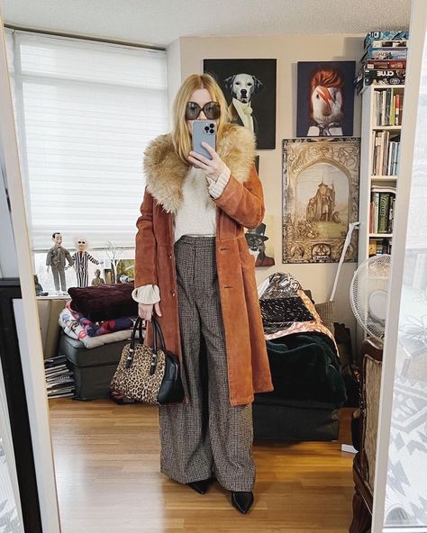 A blonde woman is wearing wide leg trousers, a sweater, a vintage coat, kitten heel boots, vintage sunglasses, and an animal print bag. Italy Packing, Outerwear Women Winter, Brown Leather Coat, Caribbean Resort, Spring Capsule, Winter Capsule Wardrobe, Spring Capsule Wardrobe, Cruise Outfits, Winter Outerwear