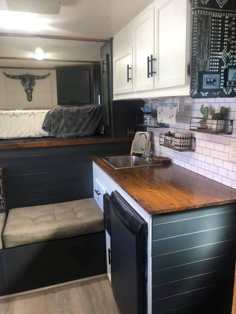 Small Horse Trailer Remodel, Living Quarters Remodel, Horse Trailer Decorating Ideas, Horse Trailer Renovation Ideas, Horse Trailer Dressing Room Ideas, Horse Trailer Interior, Horse Trailer Remodel Living Quarters, Horse Trailers Living Quarters, Gooseneck Trailer Interior