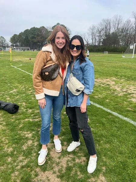 Soccer Mom Outfits: 9 Sporty Ideas for the Modern Mom Sporty Mum Outfit, Soccer Mom Outfit Spring, Sport Mom Outfit, Sporty Mom Outfits, Sports Mom Outfit, Soccer Mom Outfit, Mom Outfits Spring, Sporty Mom, Oversized White Shirt