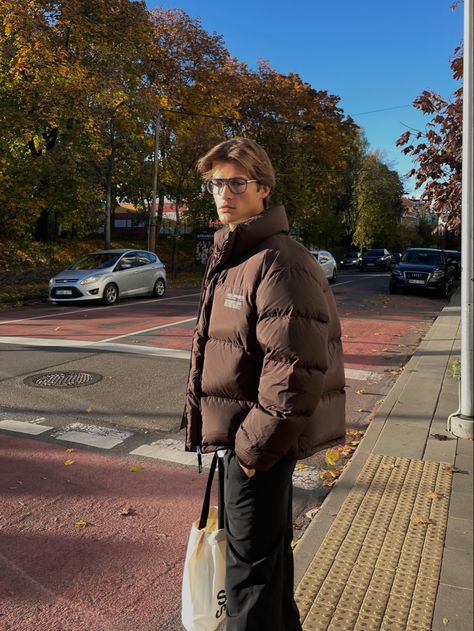 Outfit for men 2022 Autumn 🍂 Winter College Outfits Men, Men’s New York Winter Outfits, Male Autumn Outfit, Amsterdam Style Fashion, New York Winter Outfit, Aesthetic Europe, Fall Travel Outfit, Mens Winter Fashion Outfits, Winter Fashion Trends