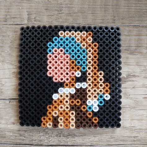 Diy dessous de verre en perles à repasser (hama) du tableau de la jeune fille à la perle de Johannes Vermeer Bead Picture Art, Hama Bead Crafts, Cool Hama Bead Ideas, Perler Bead Painting, Pyssla Ideas, Hama Beads Disney, Hama Art, Hamma Beads Ideas, Pearl Beads Pattern