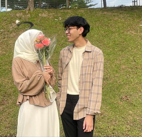 Fotbar Couple Hijab, Ootd Couple Hijab, Brown Color Aesthetic, Matchy Outfit Couple, Ootd Lebaran, Ootd Couple, Outfit Couple, Ootd Poses, Couple Outfit Ideas