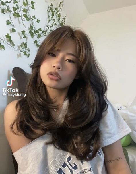 Butterfly Layered Haircut With Curtain Bangs, S Shape Bangs, 90s Layered Hair Brown, Aesthetic Haircuts Round Face, Cute Haircuts With Layers, Layered Haircuts For Medium Hair Unstyled, Layers On Round Face, Layered Hair 360, Hair Cut For Round Face Shape Girl