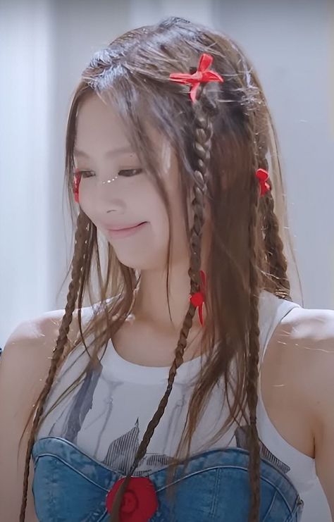 Jennie Jennie Kim Braids, Kpop Hairstyles Girl, Korean Hair Ideas, Hair Stayl, Hairstyle Girl, Korean Hairstyles, Kpop Hair, Korean Hair, Messy Buns