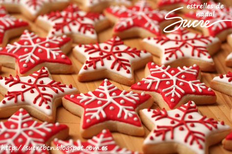 Galletas decoradas de estrellas de navidad o copos de nieve Christmas Cookie Icing, Cinnamon Christmas, Christmas Sugar Cookies Decorated, Cute Christmas Cookies, Christmas Biscuits, Sugar Cookie Designs, Easy Cinnamon, Xmas Cookies, Christmas Cookies Decorated