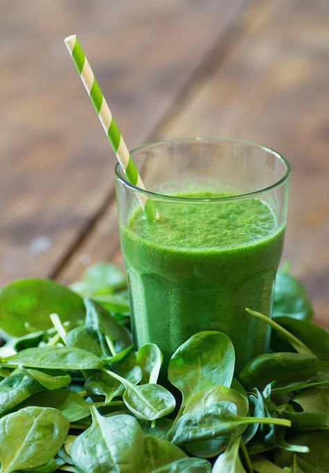 Make Ahead Green Smoothies to enjoy green smoothies anytime. One of my favorite freezer friendly breakast recipes. happymoneysaver.com | #freezermeals #makeahead Orange Banana Smoothie, How To Make Juice, Pumpkin Spice Smoothie, Yummy Green Smoothie, Peanut Butter Banana Smoothie, Make Ahead Freezer Meals, Raw Spinach, Kale Smoothie, Healthy Green Smoothies