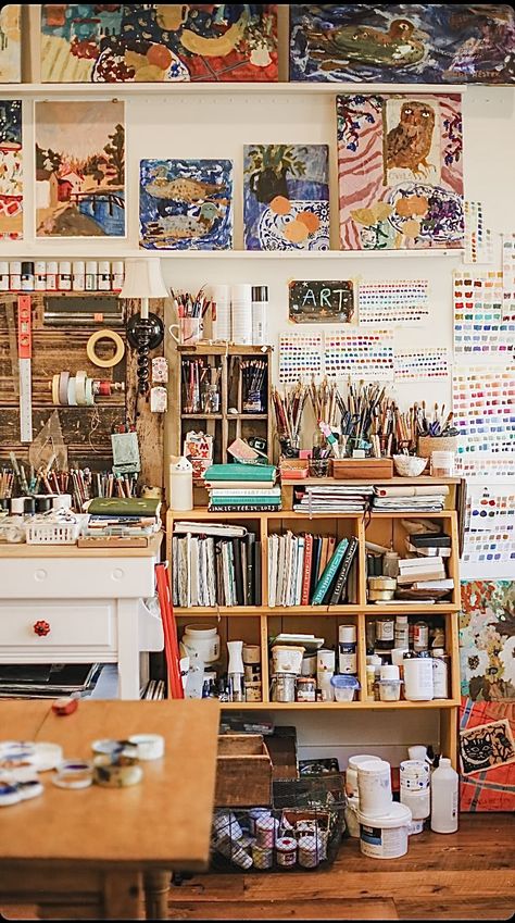 Home Paint Studio, Small Art Studio At Home, Art Studio Set Up, Art Corner Studio, Apartment Art Studio, Messy Art Studio, Art Studio Bedroom, Art Room Aesthetic, Artist Home Studio