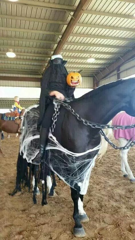 Headless Horseman! Homemade Animal Costumes, Headless Horseman Costume, Horse Mane Braids, Horse Halloween Costumes, Horse Vaulting, Horse Mane, Horse Costumes, Horse Fashion, Headless Horseman