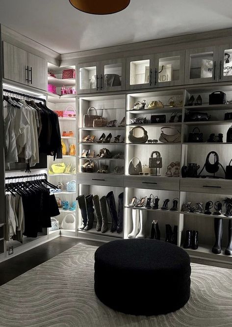 Closet Decor, Dream Apartment, Walk In Closet, Bedroom Inspo, Dream Life, Closet, Classy Outfits, Vision Board, Apartment