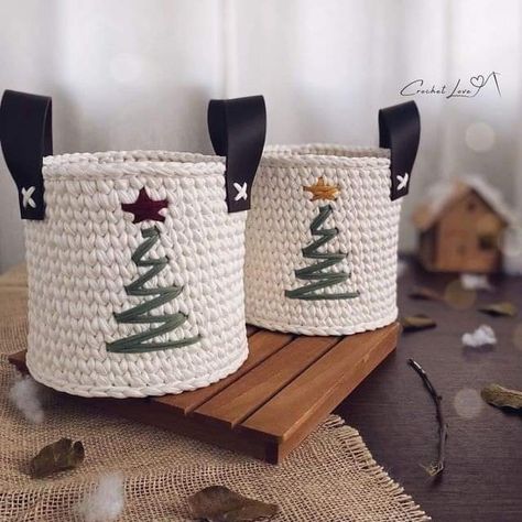 Crochet Basket Christmas, Christmas Crochet Basket, Crochet Christmas Basket, Beginners Crochet Patterns, Crochet Basket Patterns, Basket Flowers, Crochet Coffee Cozy, Christmas Basket, Bob Cuts