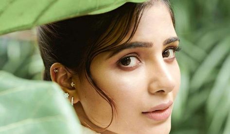 A very well known Samantha Akkineni has flawless skin that glows like a diamond as her skin shines always. On instagram her no makeup looks fabulo Samantha In Saree, Samantha Akkineni, Samantha Ruth Prabhu, Samantha Images, Samantha Pics, Maria Tash, Samantha Ruth, Samantha Photos, Pretty Roses