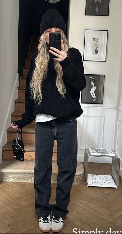 Casual Put Together Outfits Winter, Hipster Women Outfits, Desert Casual Outfit, Lightweight Sweater Outfit, Easy Street Style Outfits, Outdoorsy Goth Style, 2024 Grunge Outfits, Pub Night Outfit Casual, Haunted Trail Outfit Ideas