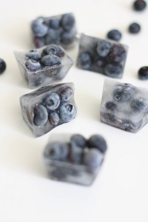 Berry ice cubes for summer parties Berry Ice Cubes, Blueberry Ice Cubes, Berry Gender Reveal, French Soda, Blue Cherry, Clean Eats, Baby Gender Reveal, Reveal Ideas, Baby Gender