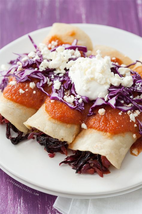 Hibiscus Flower Enchiladas — Have you ever used dried flowers in place of meat? (Click on image for recipe) via @Lindsay Landis (Love & Olive Oil) Hibiscus Recipe, Edible Flowers Recipes, Mexican Appetizers, Enchilada Recipes, Flower Food, Adobo, Hibiscus Flower, Edible Flowers, Hibiscus Flowers