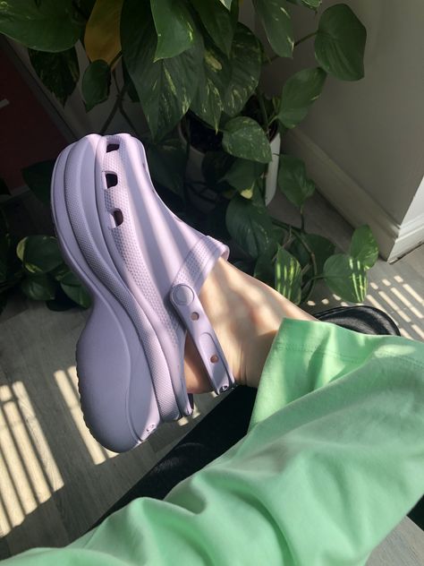 Bae Clog Crocs Outfit, Platformed Crocs, Crocs Bae Clogs Outfits, Croc Platforms Outfit, Crocs Bae Clogs, High Crocs, Crocs Outfit Aesthetic, Platform Crocs Outfits, Crocs Platforms