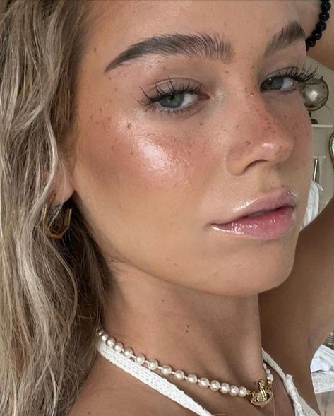 Cute Glowy Natural Makeup, Simple Sunkissed Makeup, Beach Party Makeup Summer, Dewy Sunkissed Makeup, Simple Beach Makeup, Preppy Makeup Looks Simple, Beach Aesthetic Makeup, Simple Summer Makeup Natural Looks, Dewy Prom Makeup