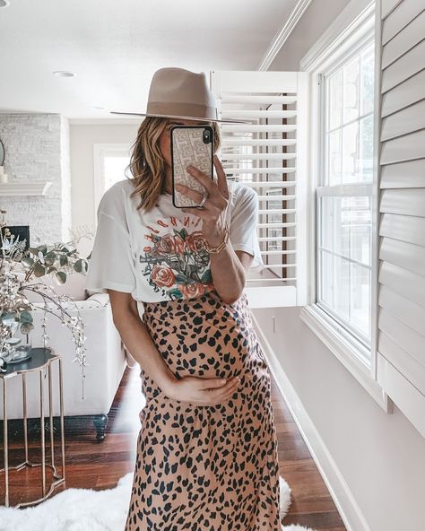 graphic tee & animal print long skirt // spring style // baby bump // maternity style Maternity Skirts Outfits, Skirt While Pregnant, Bump Skirt Outfits, Maternity Long Skirt Outfit, Long Skirt Maternity Outfit, Animal Print Summer Outfits, Long Skirt Pregnancy Outfit, Spring Bump Style, Spring Maternity Outfit