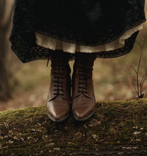 Cottagecore And Dark Academia Aesthetic, Appalachian Aesthetic Outfit, Dark Hobbitcore, Witchy Academia Aesthetic, Witch Outfit Aesthetic, Dark Cottagecore Fashion, Witch Aesthetic Outfit, Autumn Witch, Victorian Aesthetic