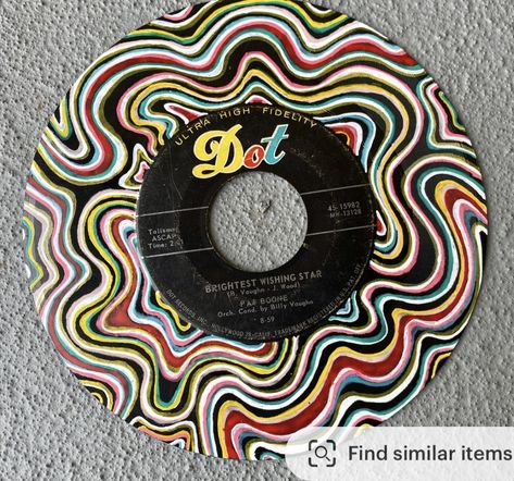 Easy Painted Records, Vinyl Record Art Easy, Painted Vinyls On Wall, Cute Painted Records, Painted Vynil Ideas, Painted 45 Vinyl Records, Painting Vynil Records, Paint On Records, Vynil Paintings