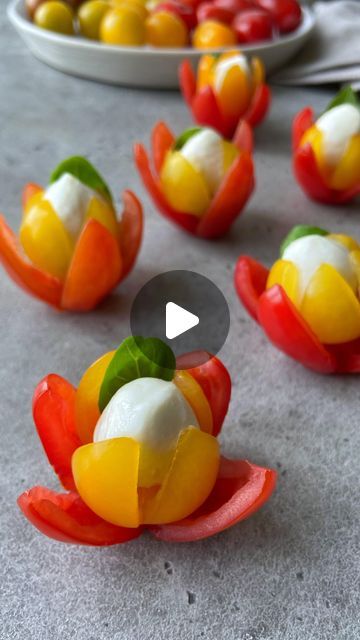 Floral Appetizers, Red Appetizers, Decorative Appetizers, Tomato Decoration, Basil Appetizers, Cute Appetizers, Cherry Tomato Appetizers, Food Presentation Ideas, Fedtforbrændende Mad