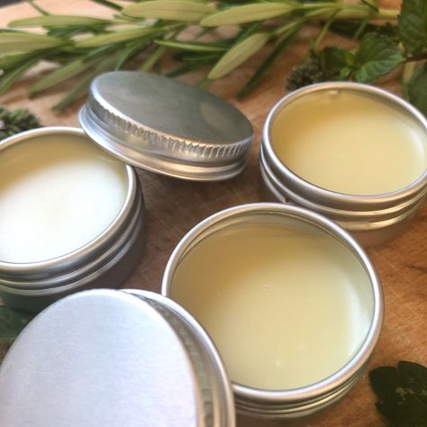 Cold Sore Lip, Lemon Balm Uses, Lemon Balm Recipes, Fresh Lip Balm, Homemade Salve, Lip Salve, Scented Lip Balm, Herbal Remedies Recipes, Salve Recipes