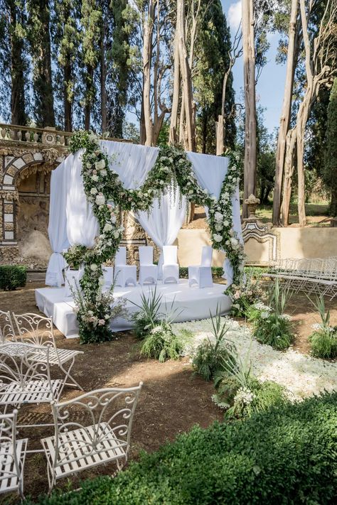 This Hindu-Zoroastrian wedding in Tuscany was a celebration of culture, food and music | Condé Nast Traveller India Italian Wedding Favors, Italian Wedding Cakes, Wedding In Tuscany, Santa Maria Novella, Culture Food, Surprises For Her, Italian Garden, Wedding Rituals, Tuscany Wedding