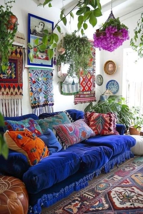 Tacky Decor, Boutique Interiors, Funky Living Rooms, Furniture Architecture, Casa Country, Casa Vintage, Boho Interiors, Colourful Living Room, Bohemian Lifestyle