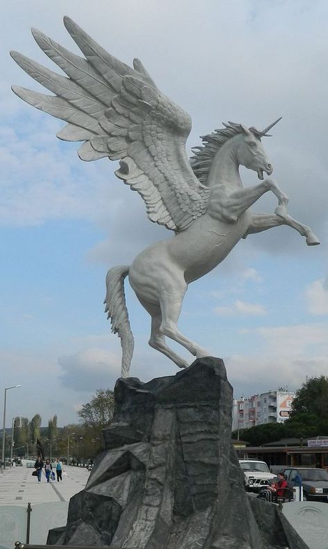 Sculpture Art Animal, Greek Animals, Pegasus Art, Ancient Greek Sculpture, Magical Horses, Greek Statues, Fairy Artwork, Angel Statues, Unicorn Art