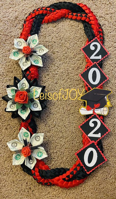 Senior Leis Diy, High School Graduation Leis, Graduation Lei Ideas For Boys, Grad Leis Diy, Senior Leis, Graduation Lay, Candy Leis For Graduation, Money Leis For Graduation Diy, Graduation Lei Ideas