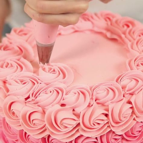 Ombre Rosette Cake, Decorating A Cake, Tårta Design, Resipi Kek, Cake Decorating For Beginners, Rosette Cake, Wilton Cake Decorating, Cake Decorating Piping, Cake Decorating Frosting