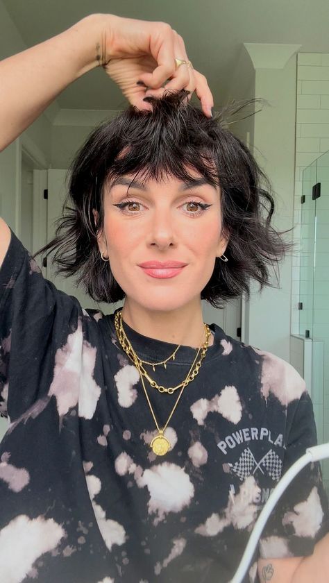 Shenae Grimes-Beech | HOW I STYLE MY BANGS ✨ This is how I’ve been styling my bangs/fringe/whatever you wanna call ‘em for as long as I’ve had them! No clips or… | Instagram Short Fringe Bangs, Powder Dry Shampoo, Wash My Hair, Wanna Call, Bangs Fringe, Shenae Grimes, Witchy Style, Bangs Tutorial, Heatless Hair