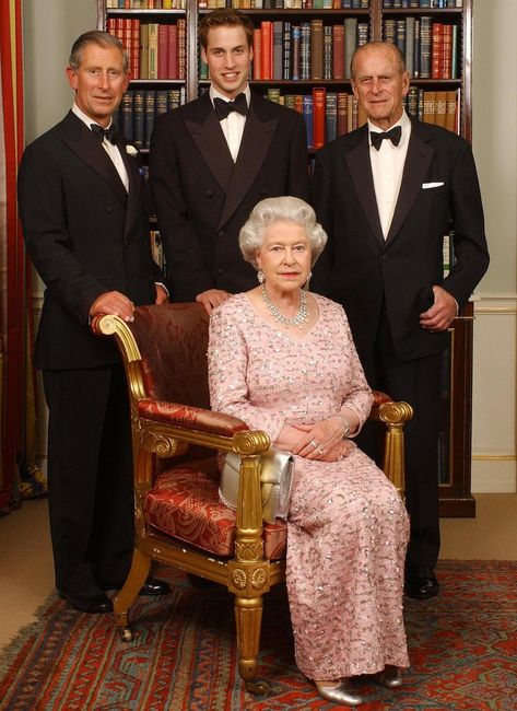 Three generations of the British Royal family - Queen Elizabeth II and her husband, the Duke of Edinburgh, their oldest son, the Prince of Wales, and his oldest son, Prince William, at Clarence House in London Prins Charles, Prințesa Diana, Elizabeth Queen, Princesa Elizabeth, Queen's Coronation, Herzogin Von Cambridge, Rainha Elizabeth Ii, English Royal Family, Principe William